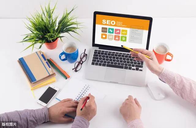 王一博在角落被喷香槟